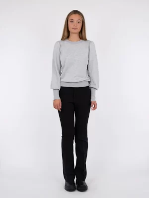 Magdalena Scallop Knit Blouse fra Neo Noir. En nydelig tynt strikket genser fra Neo Noir med en feminin, bølget kant. Magdalena Scallop Knit Blouse har lange ermer med lett volum og høye mansjetter. Genseren har rund hals og og en avslappet passform med en ribbestrikket fald. En søt og feminin genser med superfine bølgede kanter, som skaper en unik og lekker genser som kan brukes både på fest og i hverdagen. Materiale: 82% Ecovero Viscose, 18% Elasthane