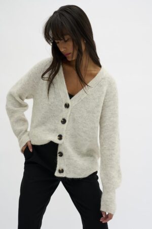 Modell: Casual fit Form: Casual fit Lengde: Hips lengde Lengde: 58 cm tilsvarer S Sammensetning : 40% Ull, 40% Nylon, 17% Alpakka, 3% Elastan